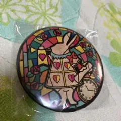 ウサギのステンドグラス風缶バッジ（不思議の国のアリス）