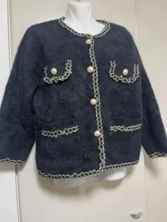 ビーズ装飾付き黒のカーディガン