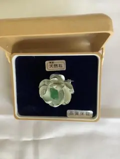 天然石 グリーンカラー石付き　花型ブローチ 未使用品