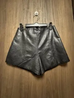 GORGE 黒いポリウレタンショートパンツ Fサイズ