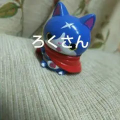 マントを着た青い猫のフィギュア