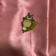 トトロ ピンバッジ 葉っぱのデザイン