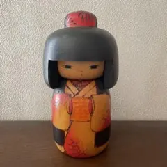 伝統的な手描き木製こけし