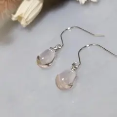 【再販】薄桃色のチェコビーズを使ったドロップ型のピアス／イヤリング《No.72》