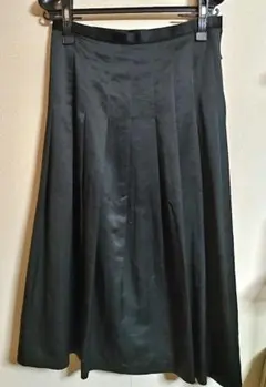 黒のプリーツスカート★13号★テカテカが綺麗な素材