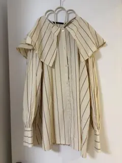 Kastane ベージュ ストライプ フリル長袖シャツ