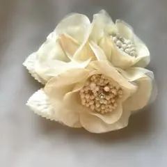 フラワー コサージュ 大ぶり 3輪　ビジュー オーガンジー　髪飾り　アイボリー