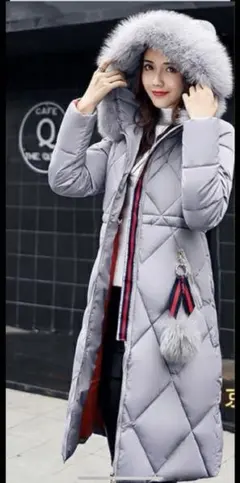 セール！グレー ファー付きロングダウンジャケット個性的な紺と赤のリボンが特徴