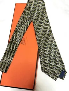 未使用 HERMES ネクタイ 小紋柄（総柄）ネイビー イエロー シルクのサムネイル