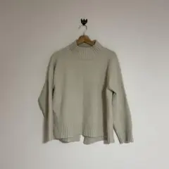 GU アイボリー タートルネックニット