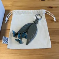 最終値下げ　ロエベ ストロベリー フラワーチャーム　青 2026年最新】LOEWE カラー：ブルー系 チャームの人気アイテム - メルカリ