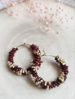 バーガンディとブロンズ色のフープピアス