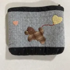 【パッチワーク】ハンドメイド 手縫い ポーチ。犬と蝶とハート刺繍のサムネイル