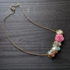 華やかなバラとパールのネックレス　プチネックレス