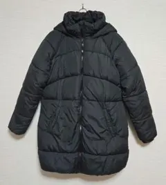 黒いフード付きダウンコート