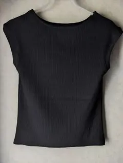 黒細リブボートネックフレンチスリーブTシャツ