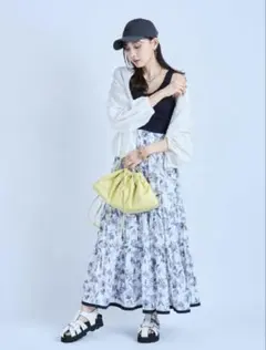 美品 JUSGLITTY ジャスグリッティー フラワーティアードスカート 黒のサムネイル