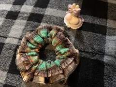 フリル付き緑と茶色のチェックシュシュ