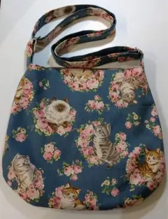猫柄のショルダーバッグ・猫たちちゃんとお花　ハンドメイド