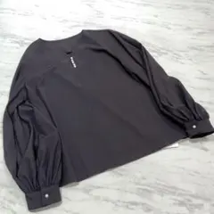 美品 JUNOAH パール釦キーネックブラウス ブラック Lのサムネイル
