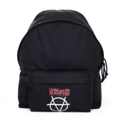 VETEMENTS ヴェトモン　アナーキーロゴ　バックパック　ブラックのサムネイル