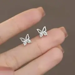 No54 小ぶり 蝶々 ピアス［シルバー］金属アレルギー対応 高品質