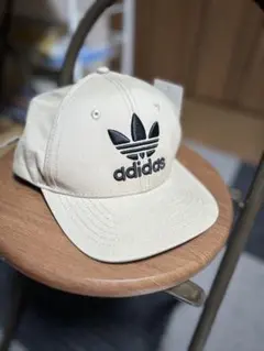adidas ベージュキャップ ロゴ刺繍