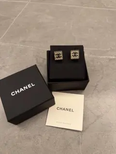 美品CHANEL ロゴ入りタイルピアス