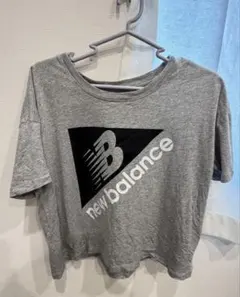 New Balance ロゴプリント クロップドTシャツ グレーのサムネイル