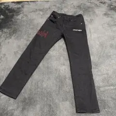 黒のスリムフィットデニムパンツ