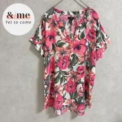 Gapギャップ　半袖ブラウス　キーネック　Ｖネック　プルオーバー　総柄　花柄のサムネイル