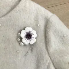 優美で雅やかに輝くアネモネの刺繍ブローチ　ホワイトパールチャーム付き