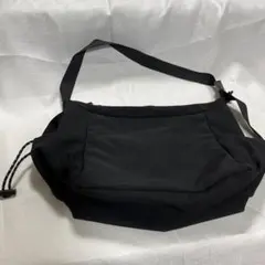 黒いナイロンショルダーバッグ