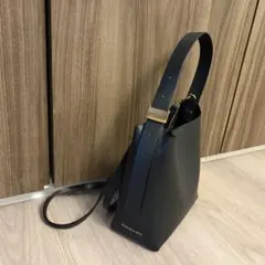Charles & Keith Edna ショルダーバッグ - ブラック