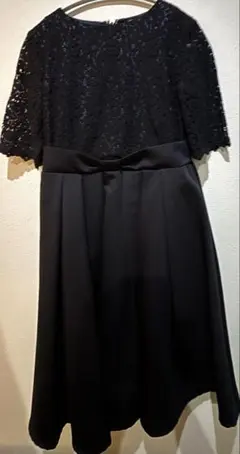 ポンポネット　ネイビーのレース半袖ワンピース