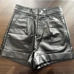 ブラック合成皮革ハイウエストショートパンツ