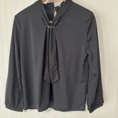 ブラックリボン付き黒長袖シャツ