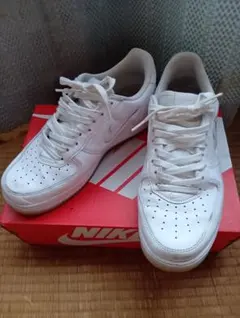 Nike Air Force 1 ホワイト スニーカーのサムネイル