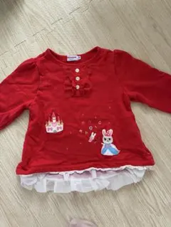 赤い長袖カットソー ウサギ刺繍付き