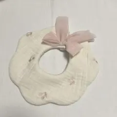 197 ハンドメイドスタイ　さくらんぼ刺繍　リボン　お試し価格　ベビースタイ