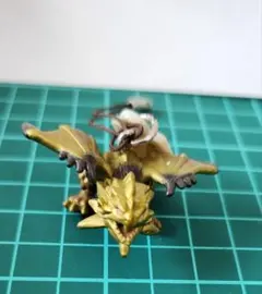 バンダイ モンスターハンター 金リオレイア ストラップ キーホルダー フィギュア