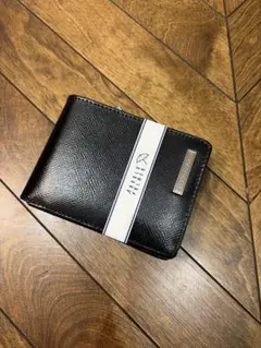 新品未使用　アーノルドパーマー　黒　二つ折り財布　チャックあり　牛革　シンプルのサムネイル