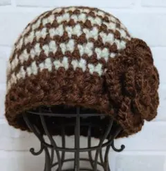毛糸の帽子　手編み　ポカポカニット帽子　ビーニー　ブローチ　ココアブラウン