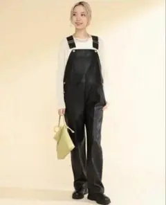 新品Ray BEAMS フェイクレザーサロペット　オールインワン　レザーパンツのサムネイル