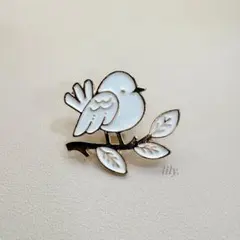 【ブローチ】木の枝にとまった白い小鳥