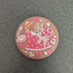 サンリオ 刺繍缶バッジ マロンクリーム