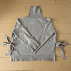 リボン付きグレータートルネックニット