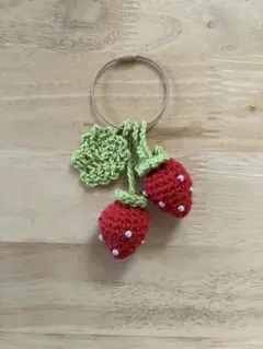 ハンドメイド　いちごチャーム