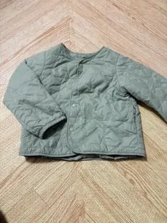 ユニクロ　カーキ色　キルティングジャケット 100