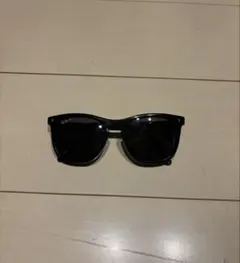 Ray-Ban RB2210Fのポリッシュブラックのスクエア型サングラス